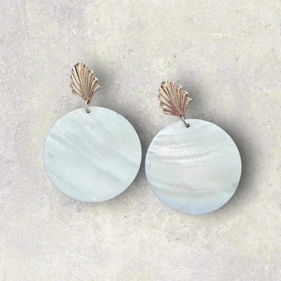 NWT 2.5” PORCELAIN WHITE LUCITE DISC GOLD SEASHELL DANGLE EARRINGS - Picture 2 of 5